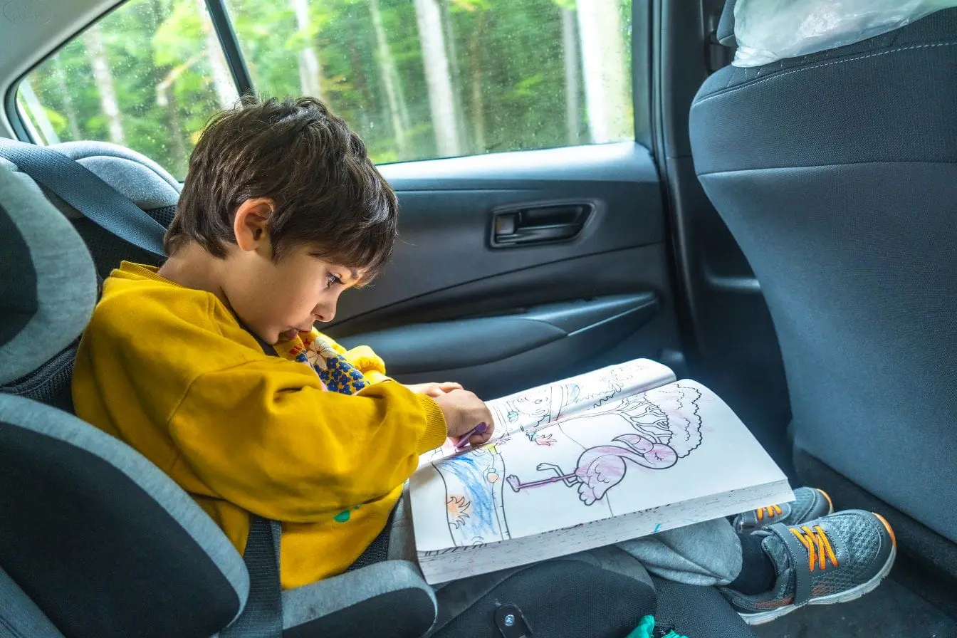 siège auto enfant Siège auto installé à l’arrière d’un véhicule