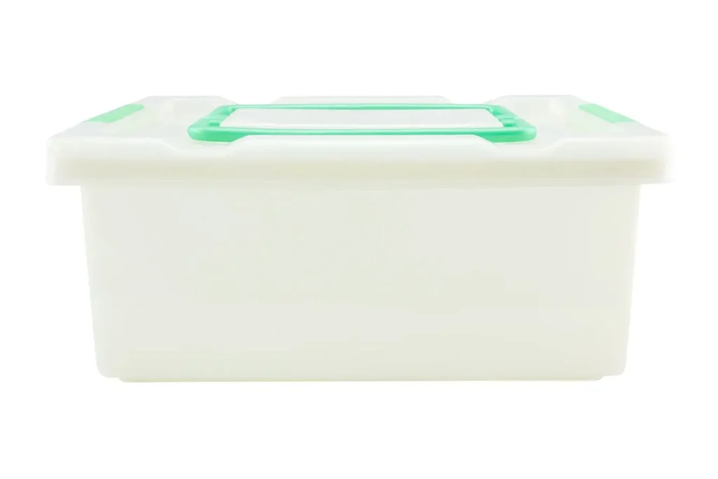 Boîte plastique blanche avec couvercle sécurisé illustrant un organisateur de coffre voiture pratique pour ranger accessoires et garder l’espace ordonné