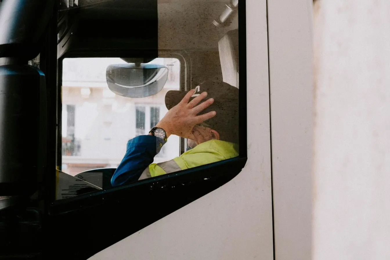 Conducteur assis dans un camion Conducteur assis dans un camion, image illustrant les dangers de la conduite sous fatigue et la baisse de vigilance au volant.