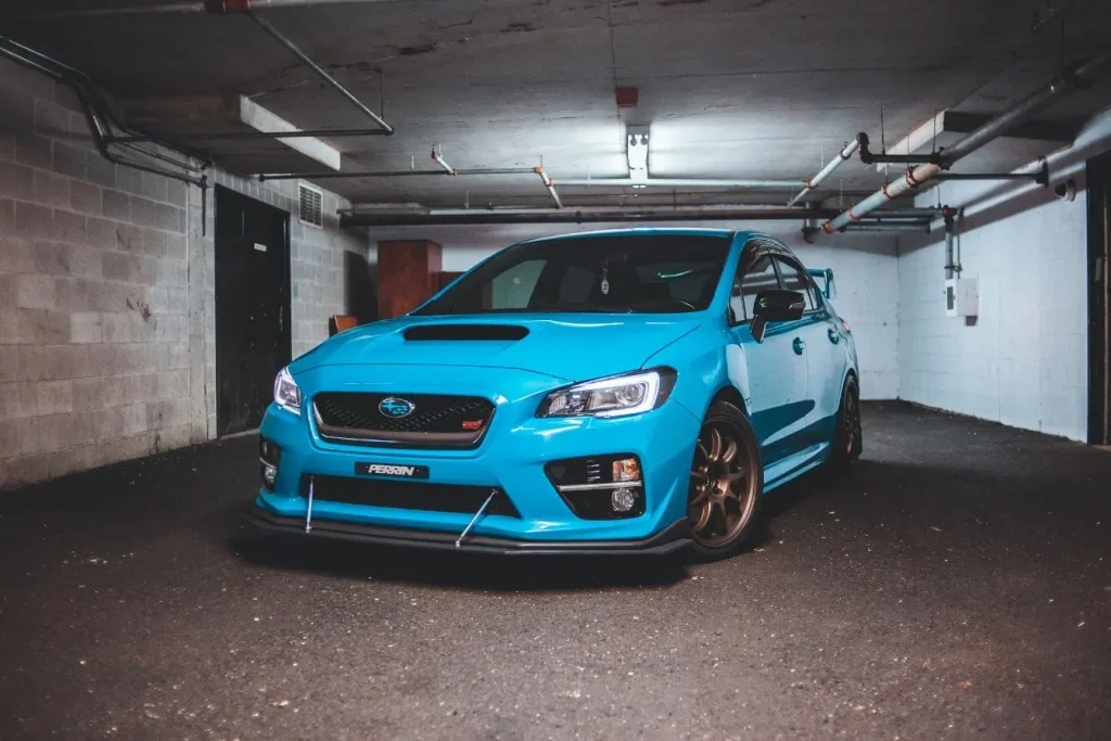Subaru WRX STI en garage industriel, illustrant la cote argus voiture pour modèles performants.