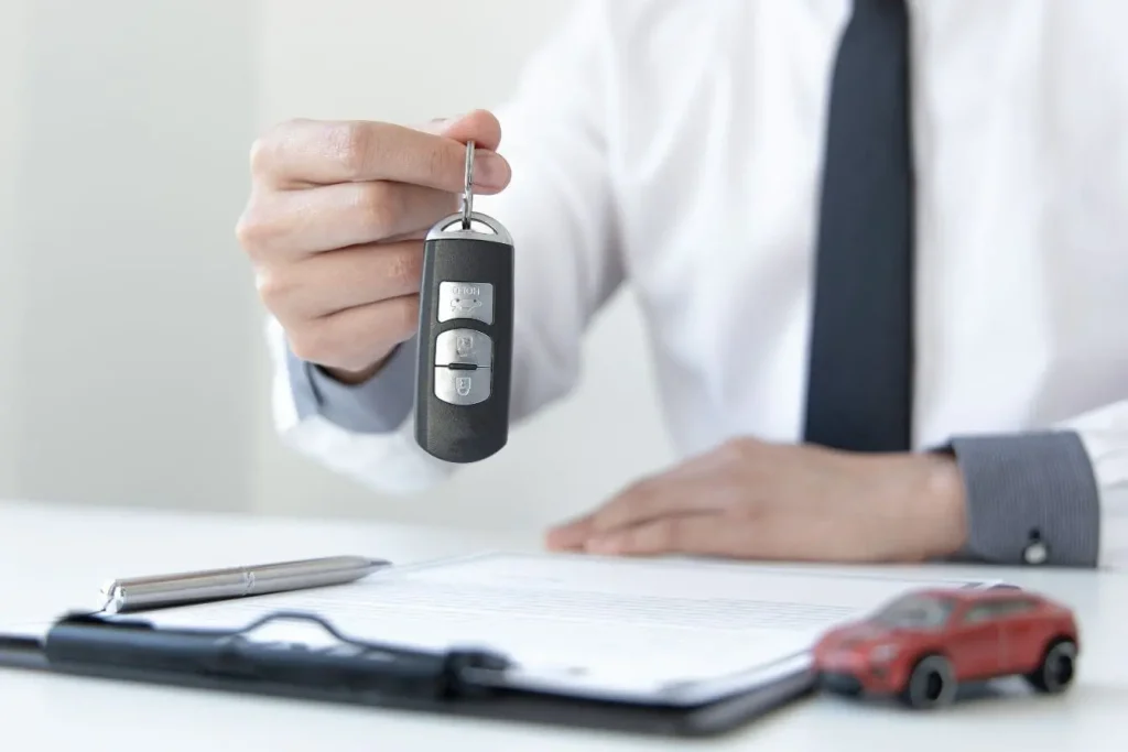 Bureau avec documents et clé de voiture, financement auto représenté par transaction et planification budgétaire.