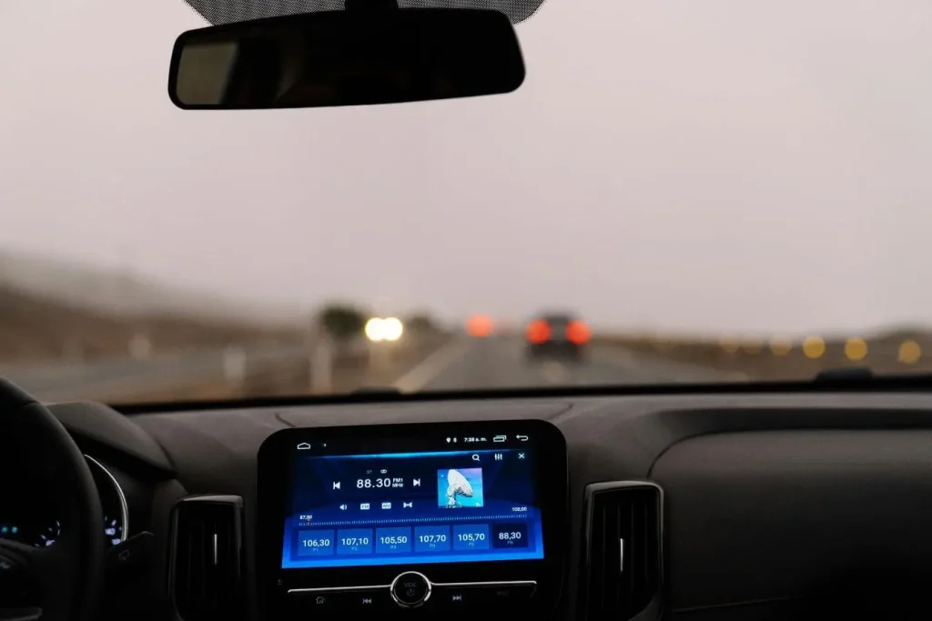 Vue intérieure de voiture reflétant l’usage d’une dashcam pour enregistrer les trajets et assurer la sécurité routière.