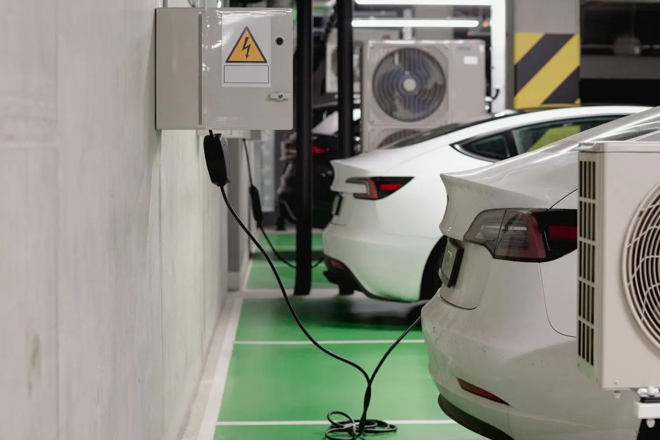Deux voitures électriques garées côte à côte reflétant les interrogations sur les risques réels de recharge en parking souterrain.