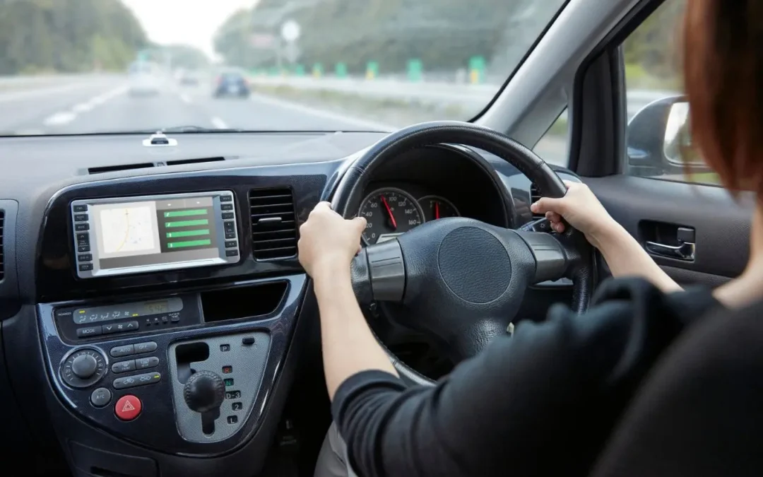 Affichage tête haute (HUD) voiture : fonctionnement et utilité