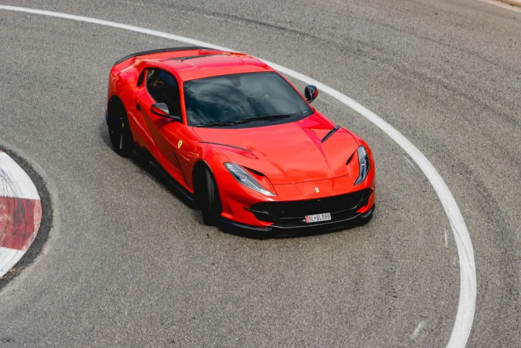 Voiture sportive filant sur piste avec virage serré, reflet de la précision du freinage d’urgence automatique.
