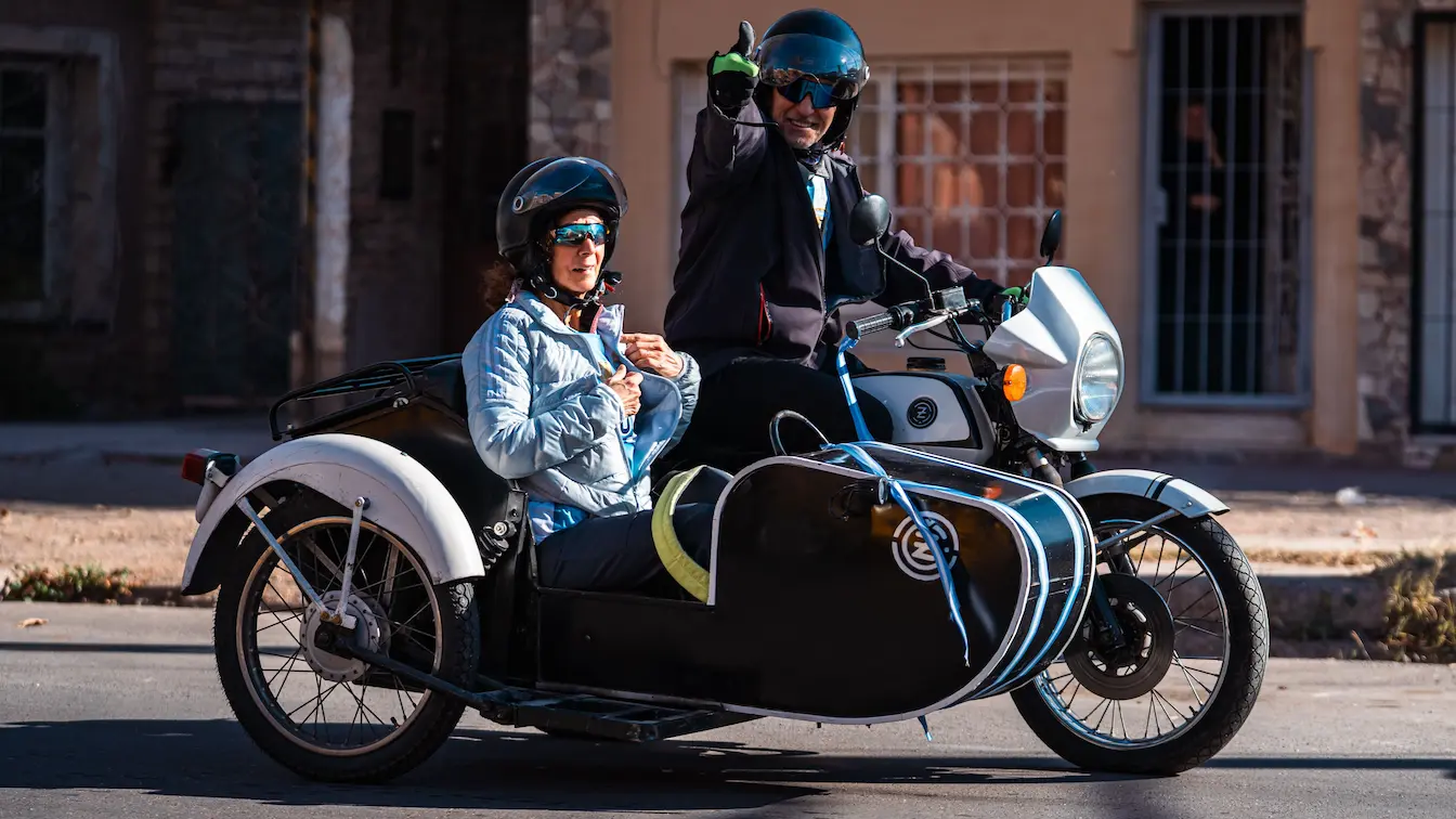 moto side-car Moto blanche avec side‑car noir garée devant bâtiment, image qui illustre la réglementation du permis moto side‑car.