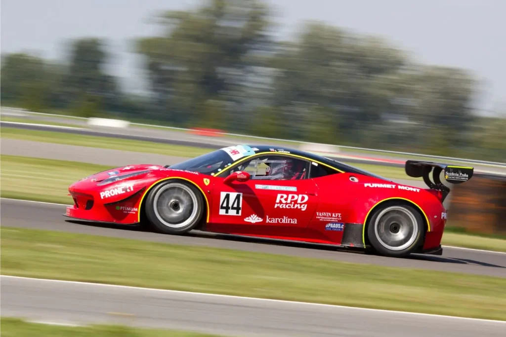 Voiture de course équipée d’aileron arrière imposant, reflet des pratiques de conception pour records de vitesse.