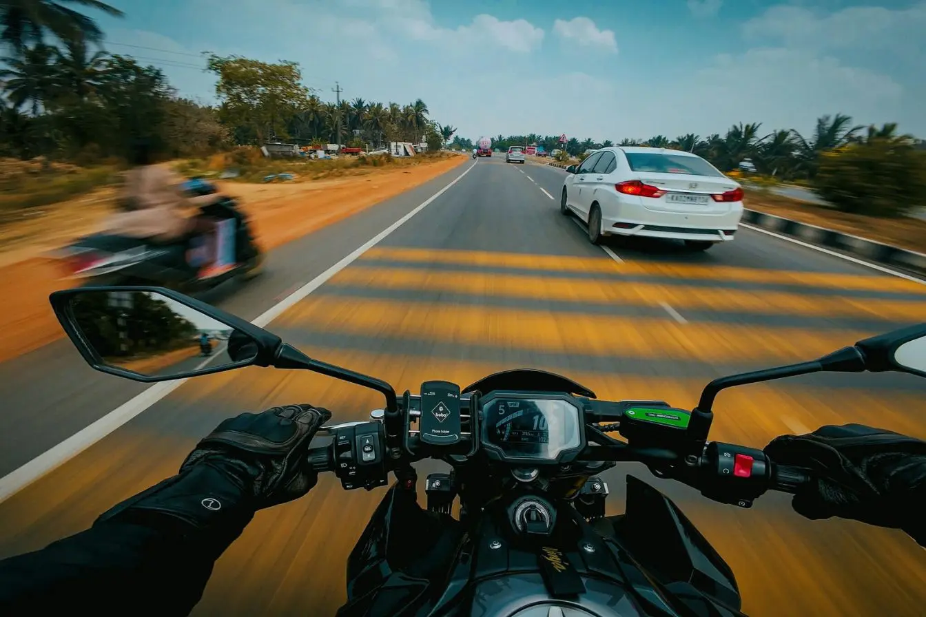 Vue depuis le guidon d’une moto en circulation sur une route dégagée, illustrant les catégories de conduite concernées par l’équivalence entre anciens et nouveaux permis moto