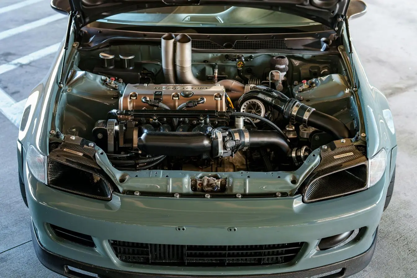 Le compartiment moteur préparé d'une voiture de sport montrant un turbocompresseur installé pour illustrer le fonctionnement et rôle du turbocompresseur.